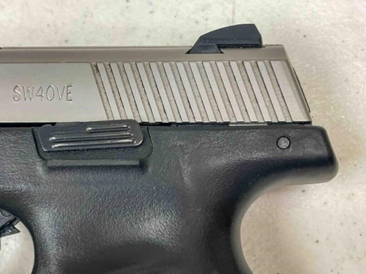 smith&-wesson-pistol-image-11