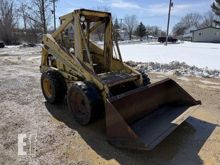 new-holland-l775-image-1