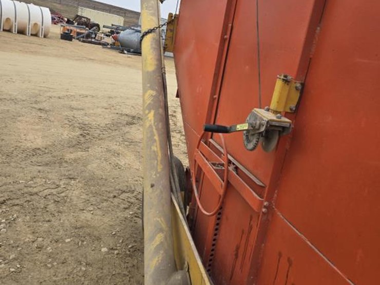 #72-•-fertilizer-auger-wagon-on-gear-image-10