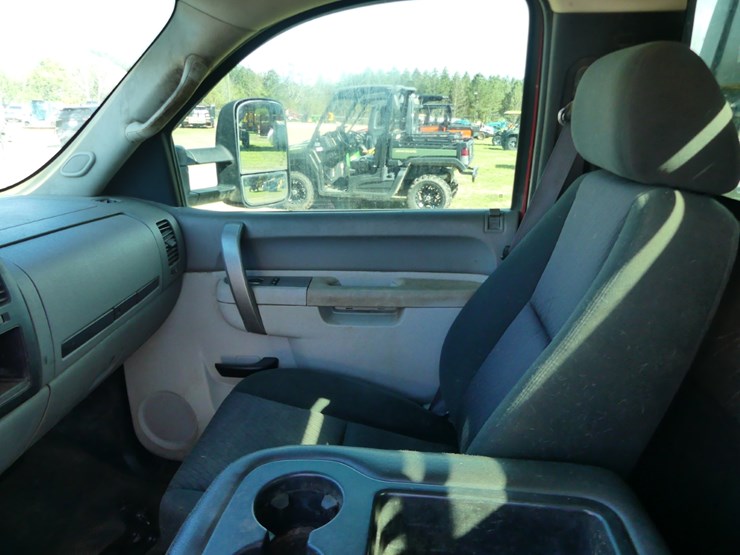 2013-chevrolet-silverado-2500-image-10