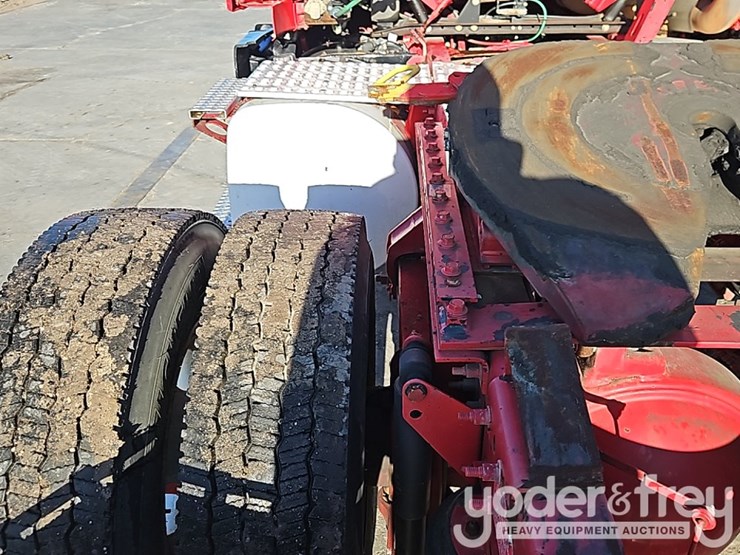 2015-volvo-vnl42t300-image-21