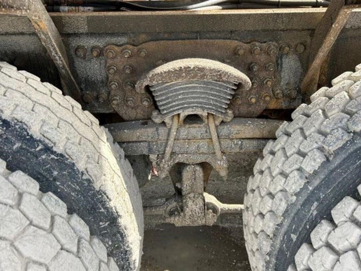 2013-freightliner-108sd-image-57