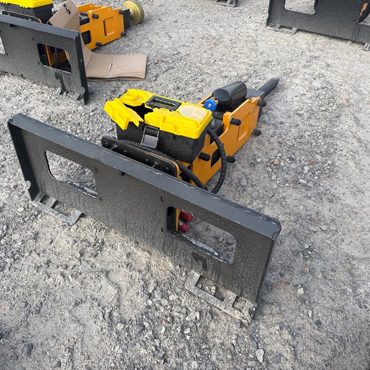 #2082 • Unused GIYI P680 Skid Steer Breaker Hammer PSC680260271 INV# 42017