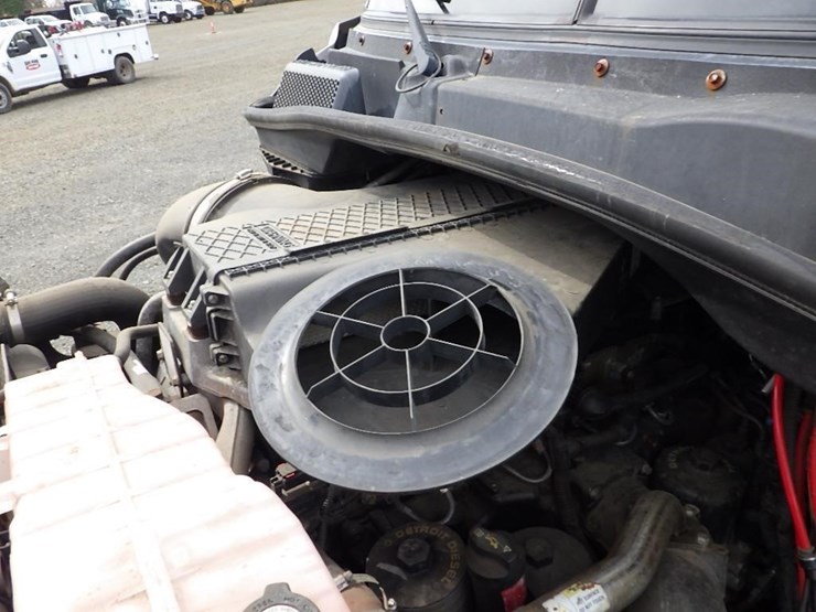 2013-freightliner-cascadia-113-image-17