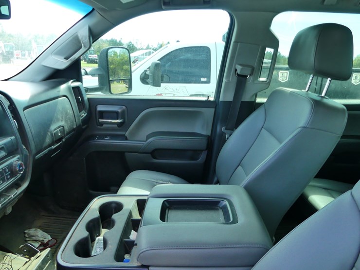 2018-chevrolet-3500-image-12