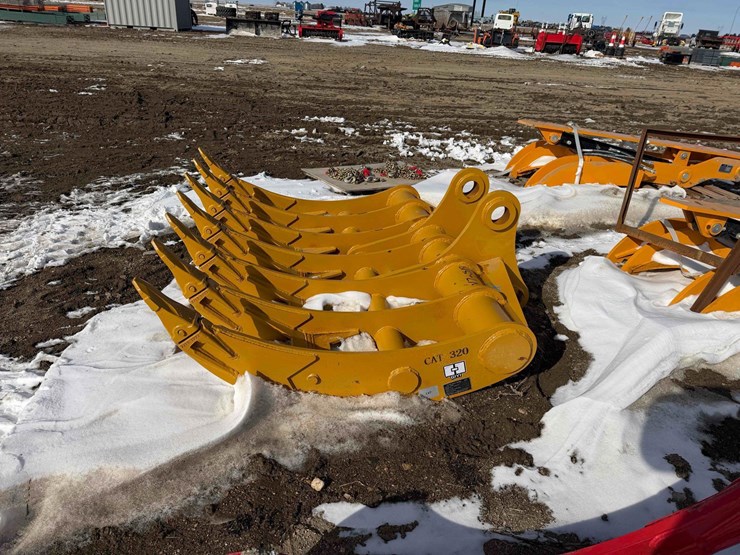 caterpillar-320-image-2