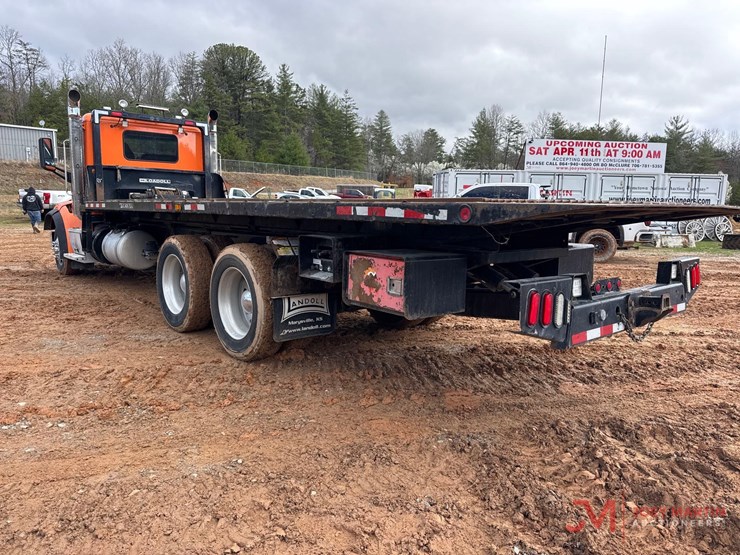 2017-peterbilt-rollback-truck-image-3