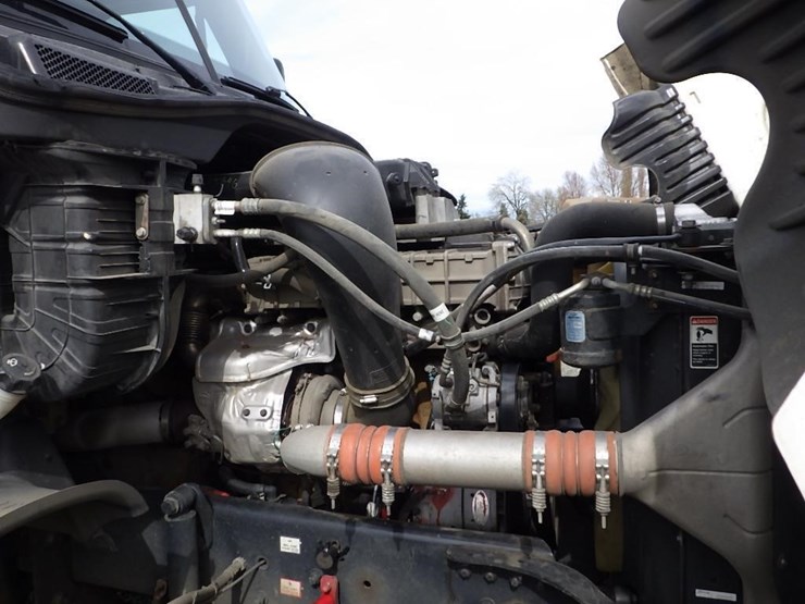 2016-freightliner-cascadia-125-image-16