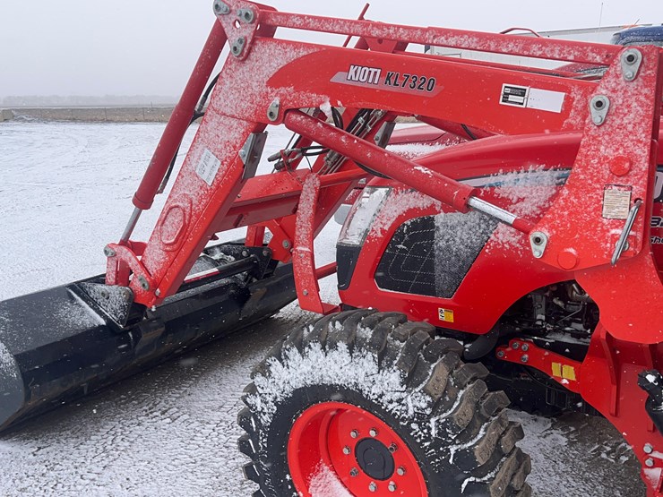 kioti-rx8320-power-shuttle-tractor-with-loader-image-30