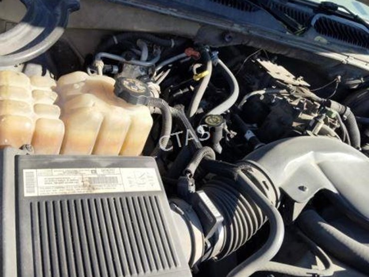 2003-chevrolet-suburban-image-17