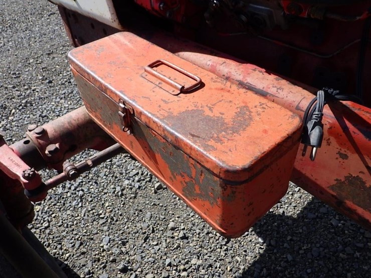 international-f1066-tractor-image-28