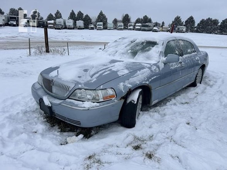 2005-lincoln-towncar-image-1