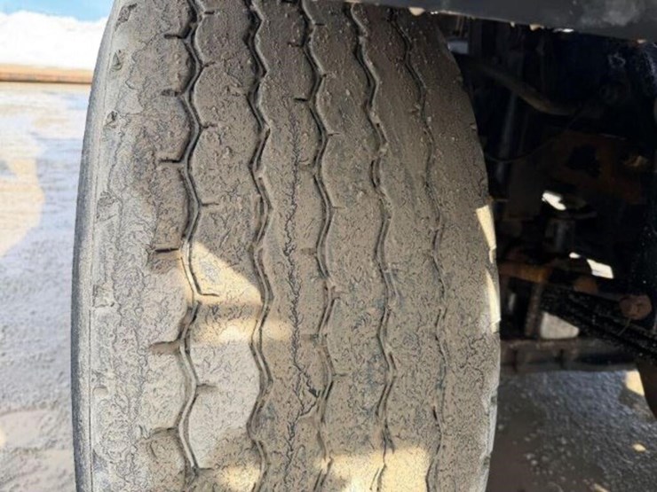 2013-freightliner-108sd-image-56