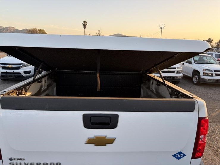 2013-chevrolet-2500-image-24