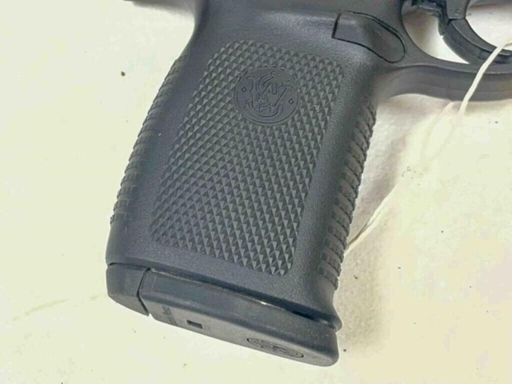 smith&-wesson-pistol-image-6