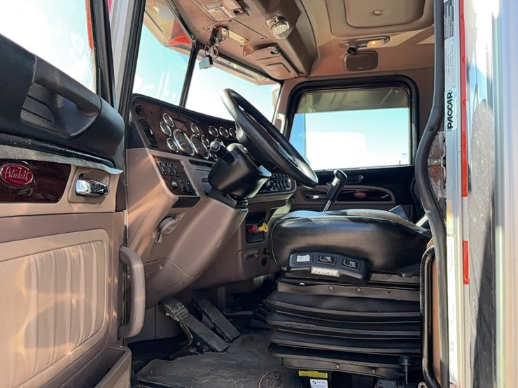 2022-peterbilt-389-image-10