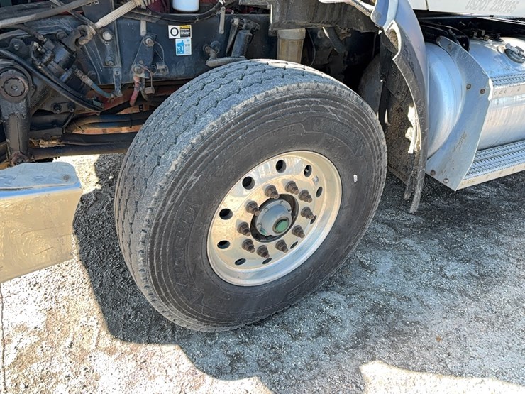 2015-peterbilt-567-image-23