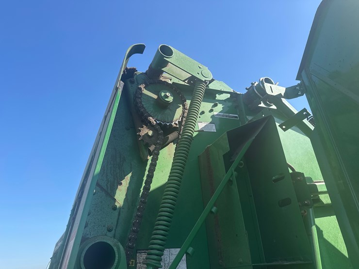 2010-john-deere-568-image-6