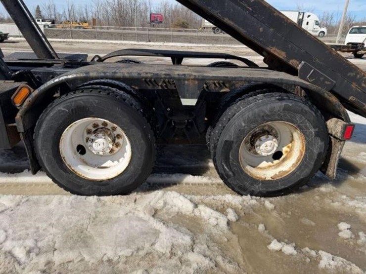 2009-mack-granite-gu813-image-57