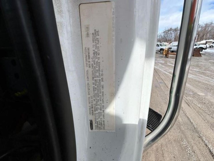 2013-freightliner-108sd-image-13