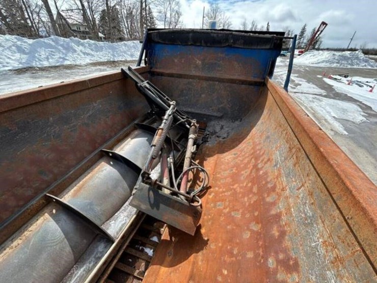 2013-freightliner-108sd-image-37