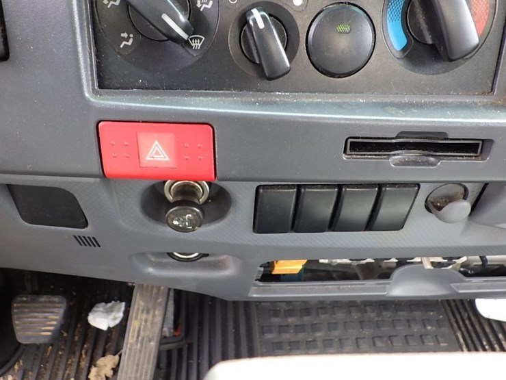 2010-isuzu-npr-image-28