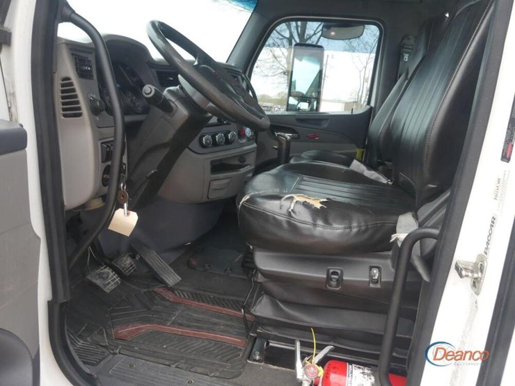 2017-peterbilt-567-image-14