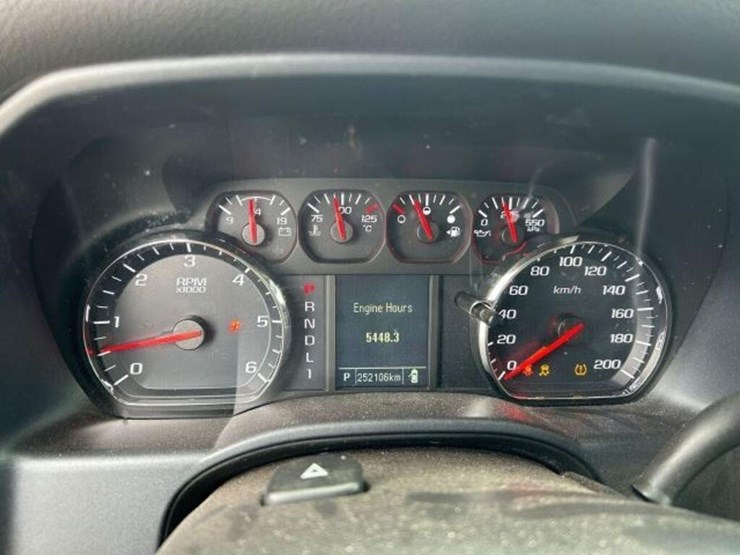 2018-chevrolet-silverado-2500hd-image-14