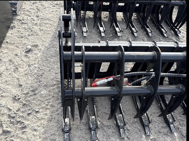 #2090-•-unused-giyi-clg72-72"-skid-steer-curved-log-grabber-inv#-42040-image-8