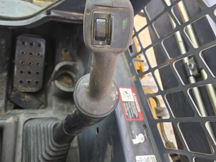 2012-deere-319d-image-18