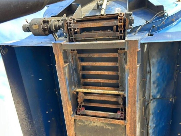 2013-freightliner-108sd-image-47