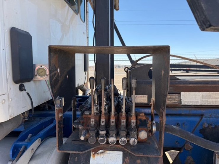 2016-peterbilt-567-image-9