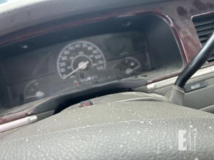 2005-lincoln-towncar-image-8