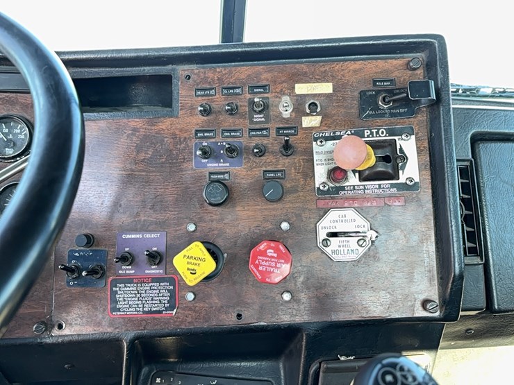 1996-peterbilt-385-image-16