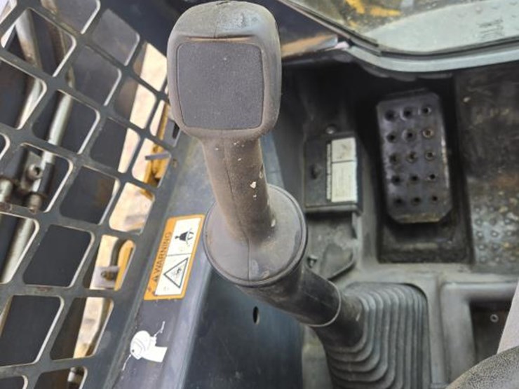 2012-deere-319d-image-19