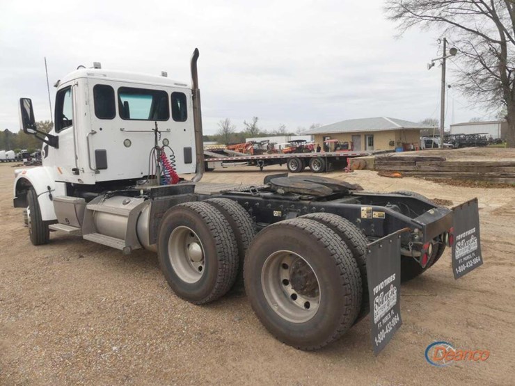2017-peterbilt-567-image-3