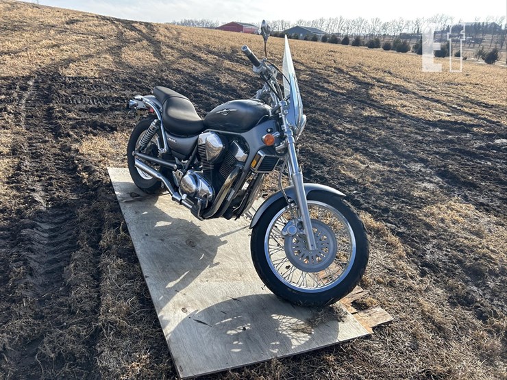 2005-suzuki-boulevard-s83-image-1