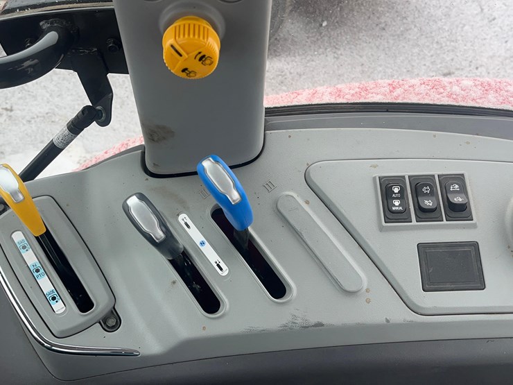 kioti-rx8320-power-shuttle-tractor-with-loader-image-44