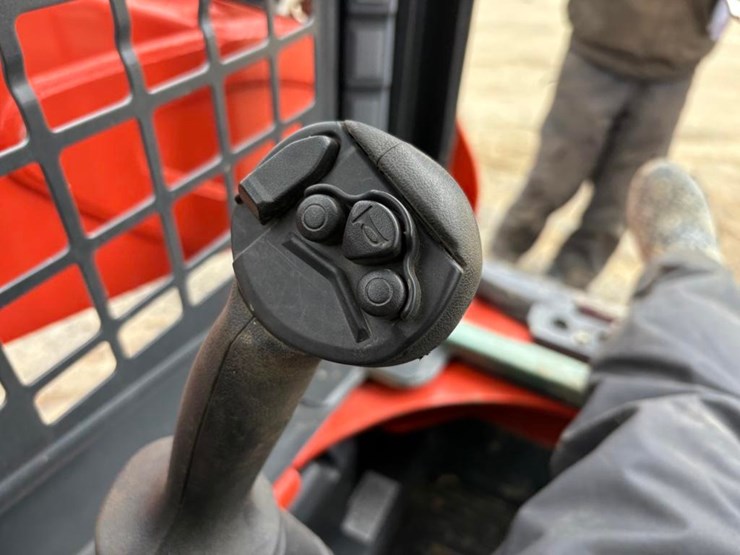 2023-kubota-ssv65-image-19