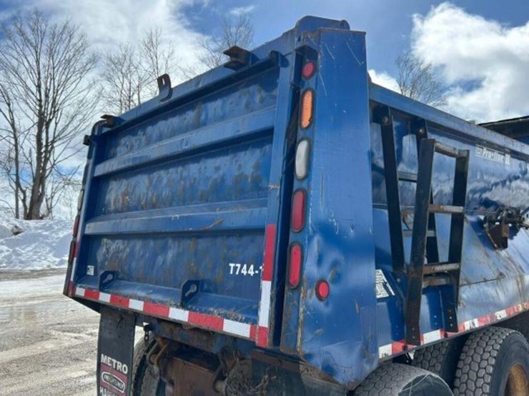 2013-freightliner-108sd-image-33