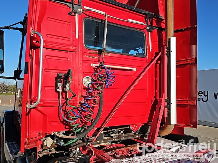 2015-volvo-vnl42t300-image-23