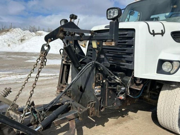 2013-freightliner-108sd-image-79