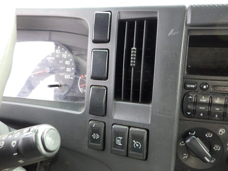 2010-isuzu-npr-image-26