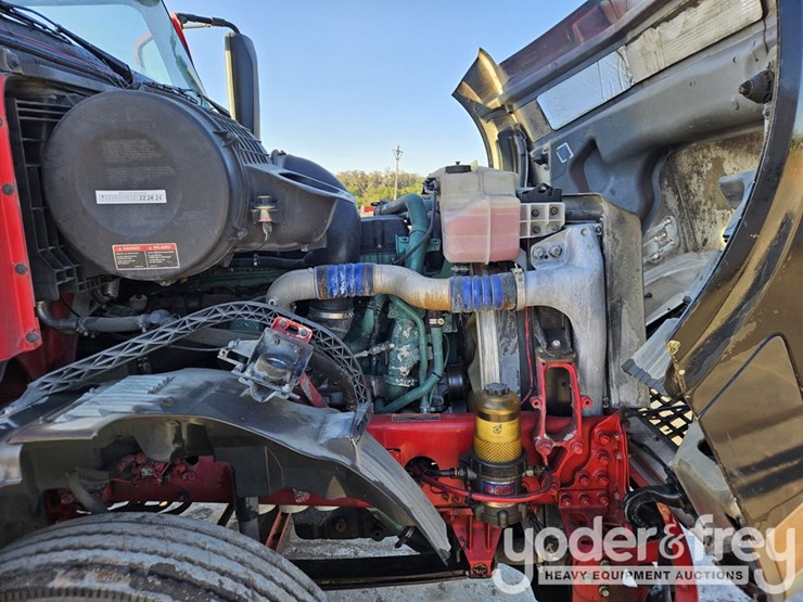 2015-volvo-vnl42t300-image-29