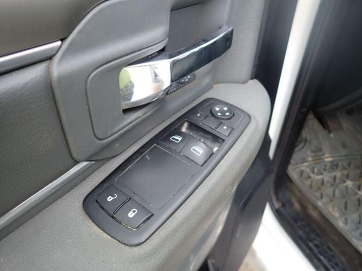 2015-dodge-1500-image-27