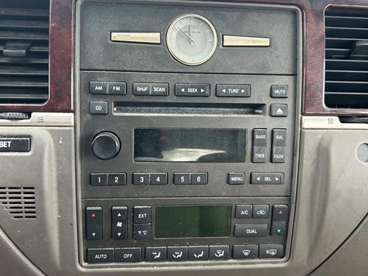 2005-lincoln-towncar-image-17