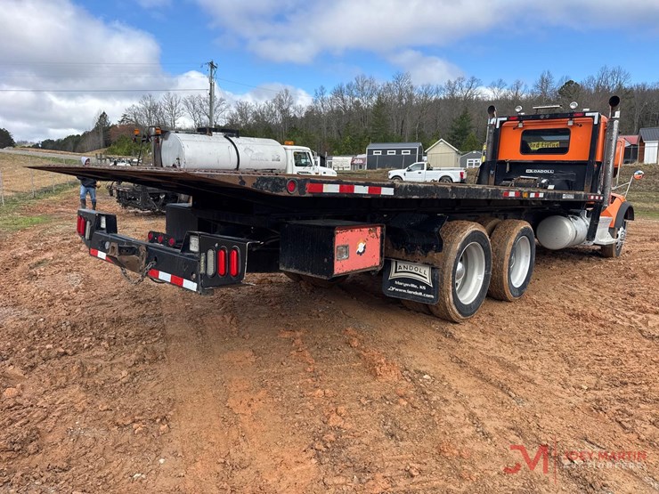 2017-peterbilt-rollback-truck-image-2