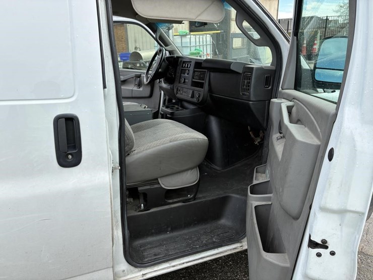 2018-chevrolet-express-2500-image-9