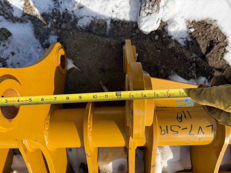 caterpillar-320-image-8