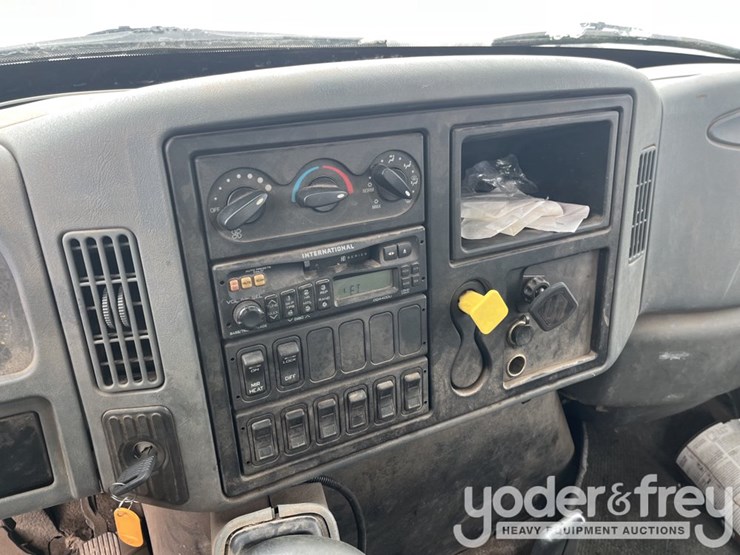 2002-international-durastar-4300-image-17